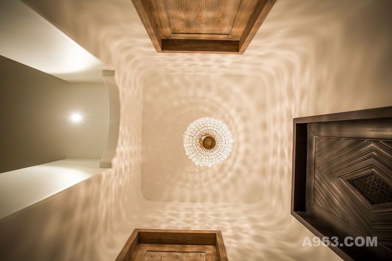 地下室的过厅设计师通过光与影让它栩栩如生。