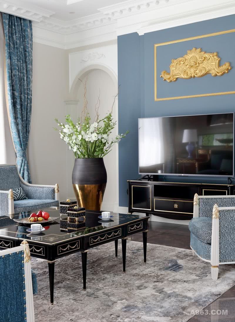 客厅白色的纯净与蓝色的典雅演绎出新的经典。蓝色的背景墙与沙发、窗帘颜色相呼应，使空间更具有连贯性。
