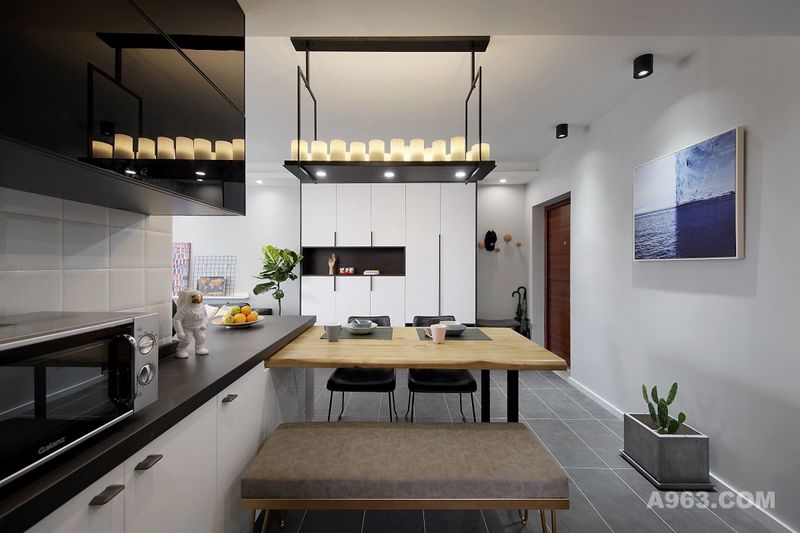 门  厅 
左侧开放式厨房温润的原木元素与客厅生机盎然的绿植肌理恰到好处地柔和了空间线条，暖色光线下，是低调的和谐