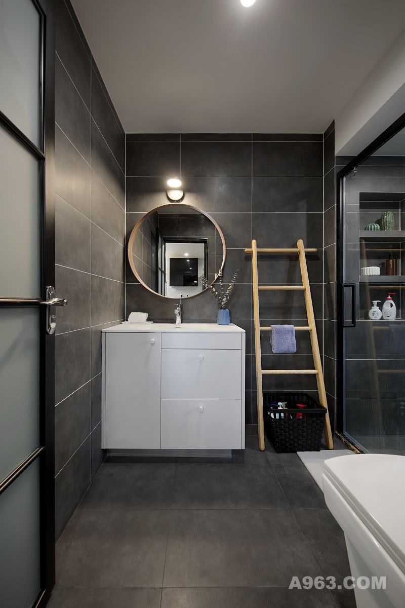 卫浴

浴室是名符其实的“灰度空间”——简洁的造型、纯粹的质地，错落有致的空间陈设凸显了空间质感。一面玻璃门既实现了干湿分区，又保证了视觉通透性。
