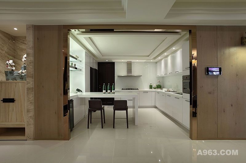 取白色為基調的廚房，透過半透素材與深淺層次的光源雕刻，為空間注入一份光影展演。