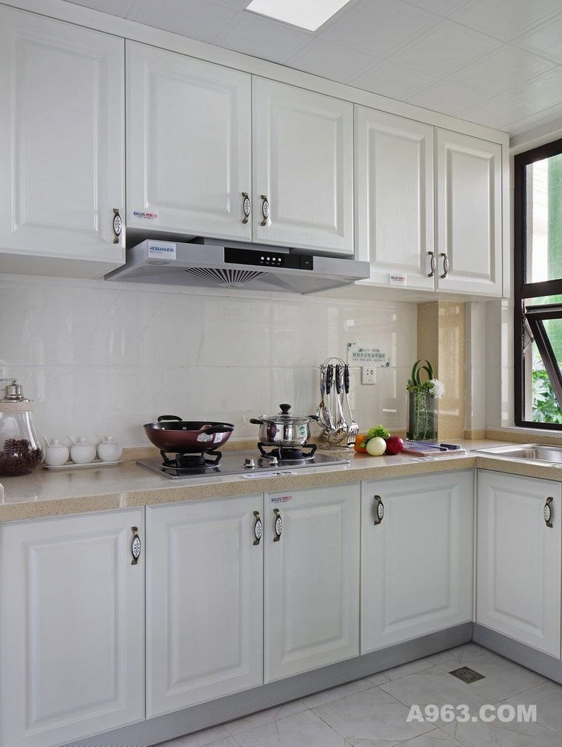 厨房：厨房空间不大，L形布局可以做到有效利用空间，大面积白色让空间更具整体感，步入其中却没一点来自空间的逼仄感。