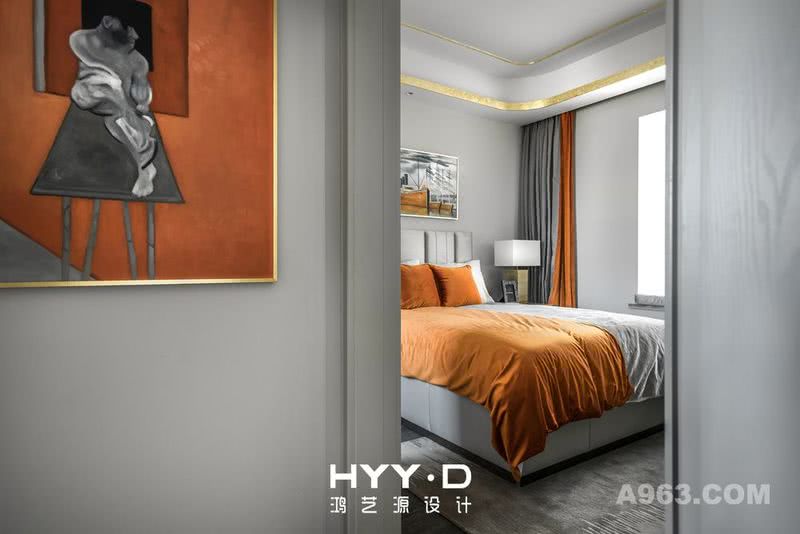 卧室
长辈房的设计不再一味追求“素”，而是在沉稳大气的灰调下融入活泼的橙色和闪耀的金色。
在非视觉主体部分运用金边包裹的家具和挂画，增强了空间的生动与时尚。