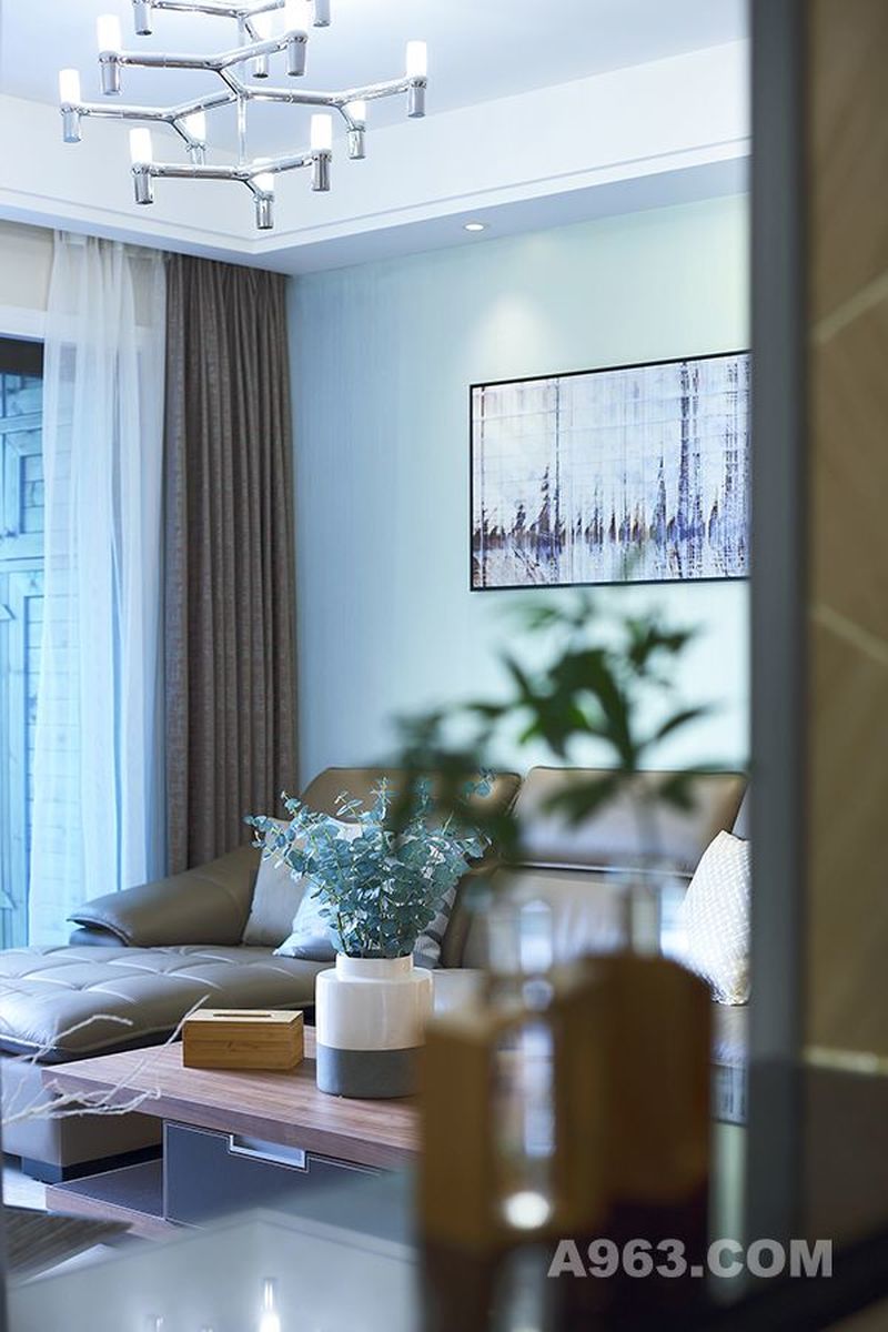 尺子设计  简洁的客厅，清新淡雅。浅松石色墙漆弱化了深色家具的厚重，同时突出了家具的品质感；色调上的呼应和平衡，使得客厅沉稳又时尚感十足。