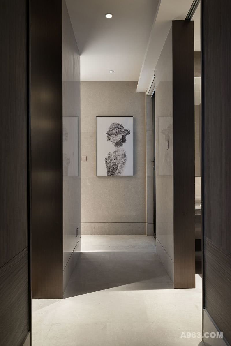 穿过主卧内的回形走道，是卫生间私密又大胆的设计，左右墙面的异性抽象画作里，纳入山水意向的呼应，为空间铺点浪漫与性感的韵味。