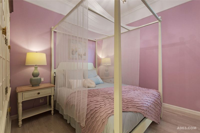 在公共空间享有了色彩斑斓的世界，设计师在私密的卧室空间，打造了完全女性化的粉嫩世界。
