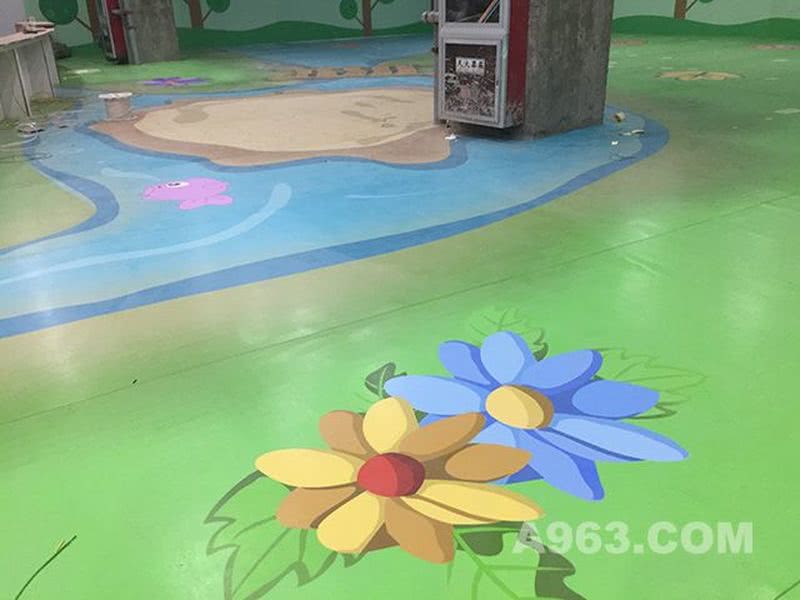 花朵、河流图案使得儿童乐园充满生机