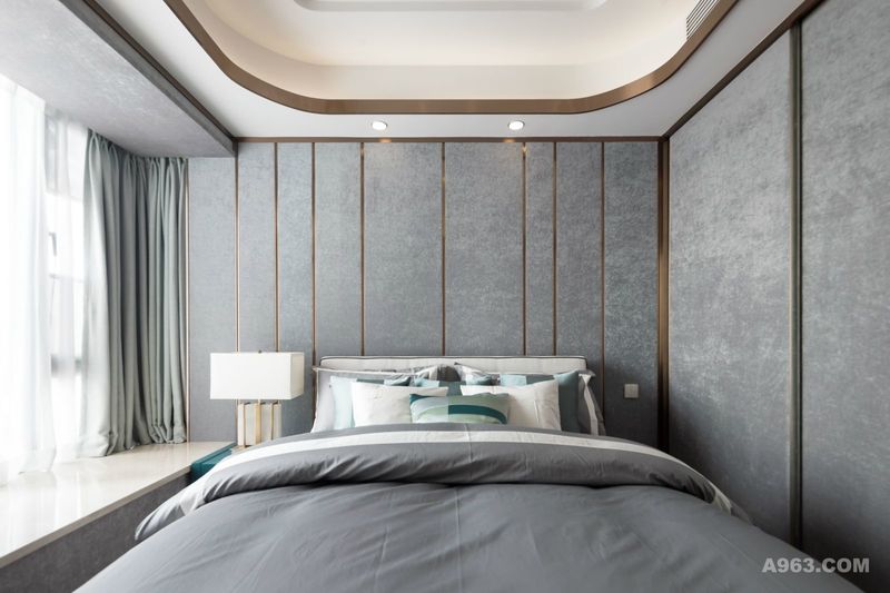 客卧的设计继续延用主卧的风格，巧妙地运用材质、光线、大面积的灰色加以不同的绿色点缀，进一步强调毫不将就的生活主张。