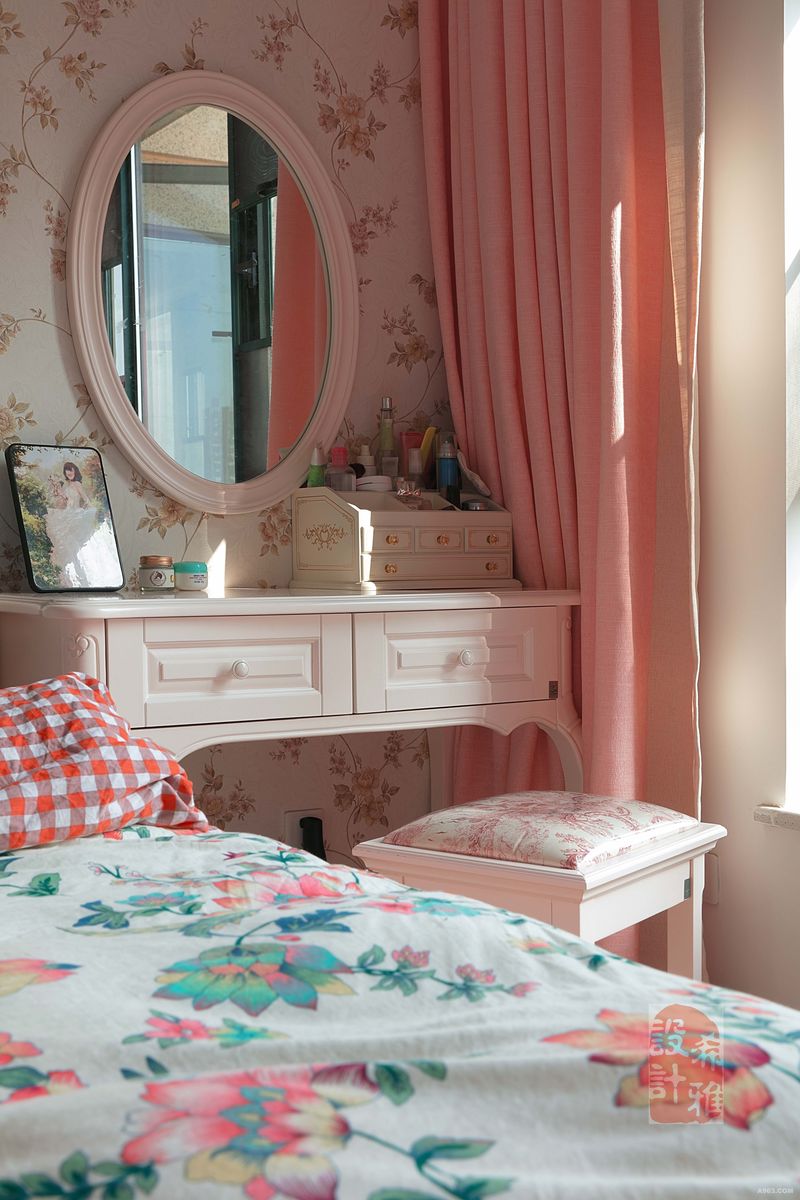 粉色系的窗帘和床品，也是女主人有着一颗萝莉的心