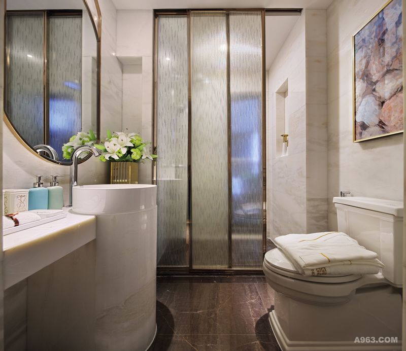 卫生间明亮的浴镜和白色的浴袍给人干净简洁的感受，整体实用且美观。
