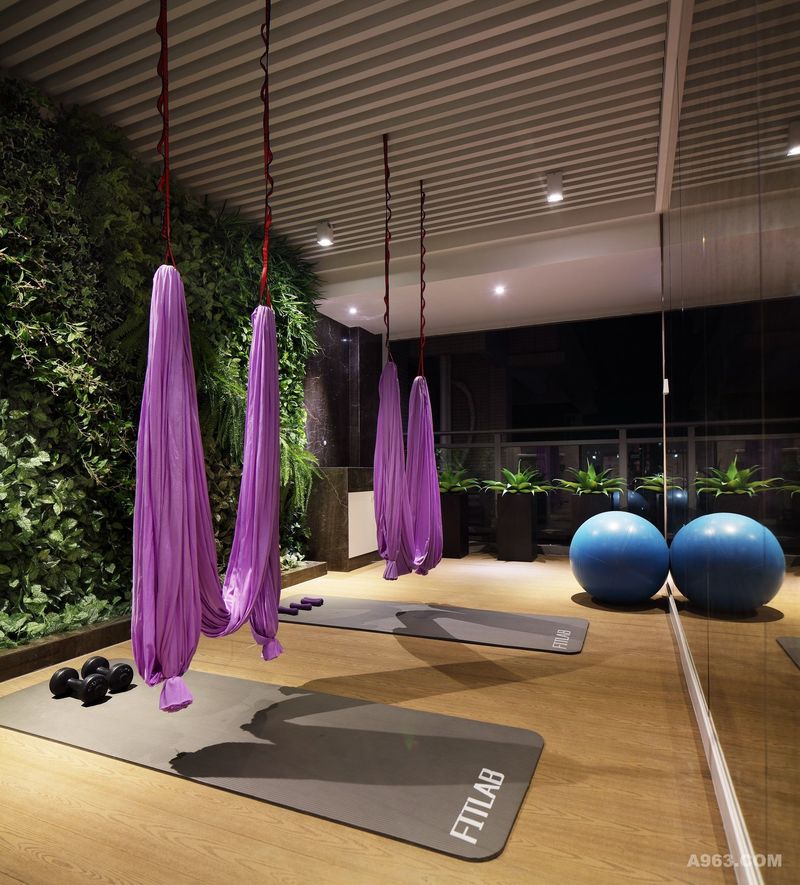 瑜伽室：瑜伽休闲健身是当代的主题，一个健康的作息方式。每当闲暇，都可以到瑜伽室来听听音乐，做做瑜伽，让生活更有乐趣。在瑜伽室里，各种健身设备齐全，还有绿植墙，加上宽阔的视野，能给人不出门也身处于自然。