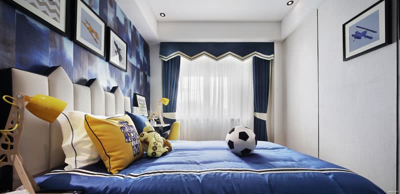 男孩房采用深蓝的色调更突出男生的沉稳和理性，明黄显得轻快，地毯的几何分割活跃了空间的氛围。
