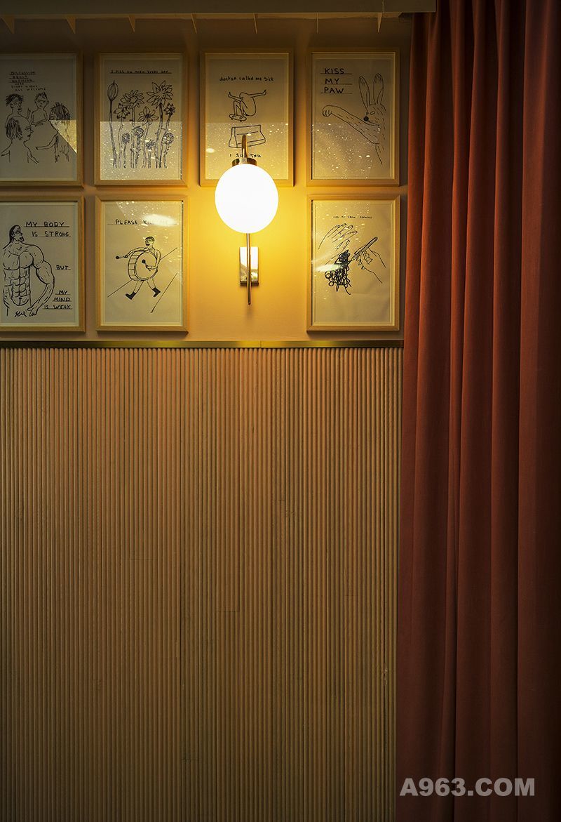 墙壁四周悬挂着色彩单一的铅笔漫画，既不抢镜整个空间的清新色调，又以充盈着讽刺与幽默的奇思妙想，为美发店增加了趣味性。