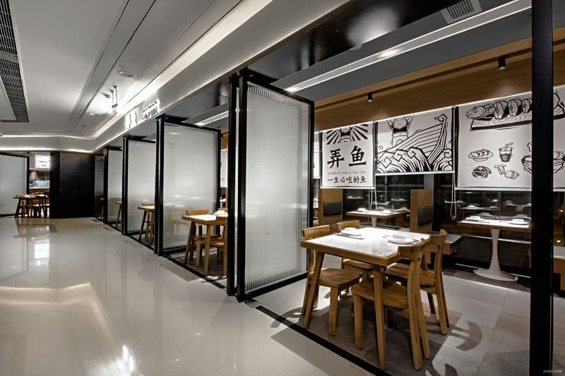 整個餐廳外立面做成可開可關的玻璃門，這樣讓空間呈現壹種通透的視覺感