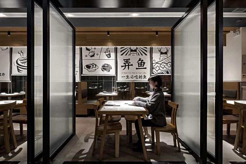 爲了讓狹長的內部空間更具有視覺感，設計師把窗簾制作成插畫的圖案，這樣壹來不僅能在餐廳內部看到餐廳的主題文化，在餐廳外部人們也能夠感受到。