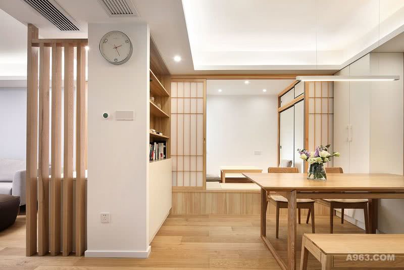 隔断简约的木质线条隔断清晰的把客厅和餐厅的功能区域分开。 