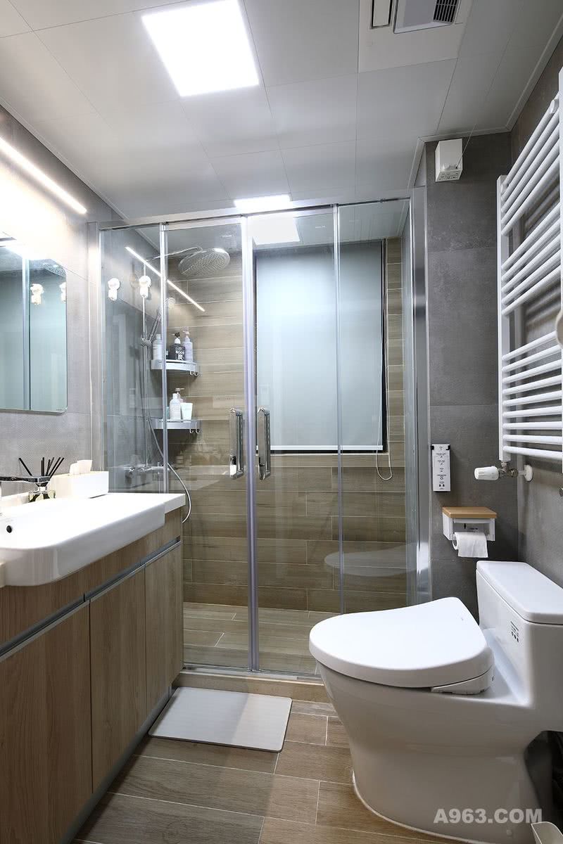 卫生间独立淋浴房，统一的地砖和墙砖，增添视觉感。台盆下做了台盆柜供收纳使用。 