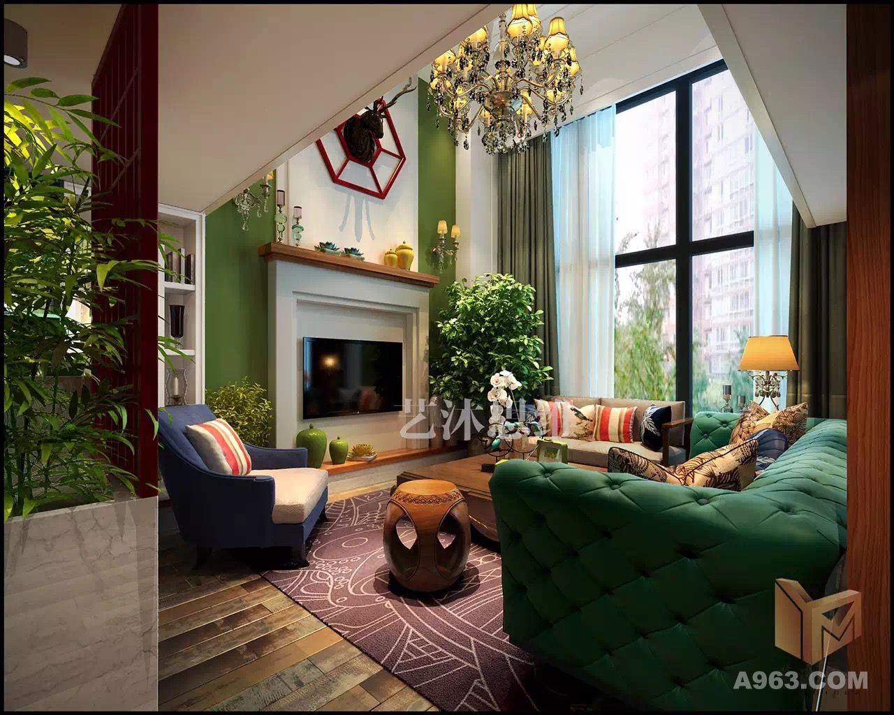    客厅里，有现场定制的美式壁炉和展示柜，后期定制的美式沙发，还有定制的中式窗棂，后期定制的中式沙发，再搭配欧式的鹿头，中西合璧，融合多元素文化。
   用休闲的地板衬底，绿色的墙面再搭配红色的中式窗棂挑色，形成了强烈的反差。色彩很张扬，但使人感觉到休闲、舒服、放松，是朋友聚会的不二选择。