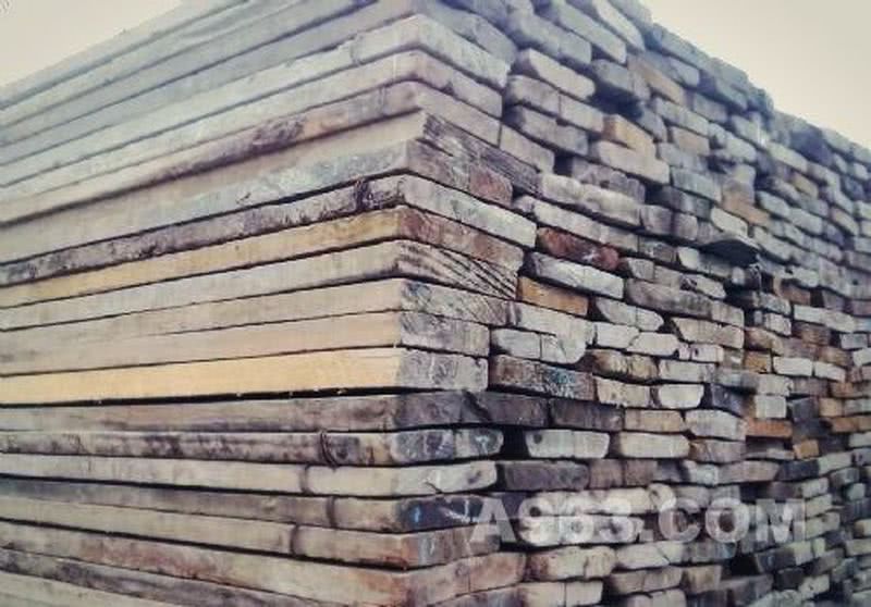 木板在建筑中很普通，普通到大家已经忘记了它们的优点。
当设计师细细研究这些松木板子时，他却发现了木料自身的优点。根据这些优点，设计师决定做一次大胆的尝试。
设计师发现松木板子有足够的长度，还容易找到，在本地就能采购。而且它们是原木，在建筑中使用很环保，相对于其它材料，它们的价格也比较便宜。