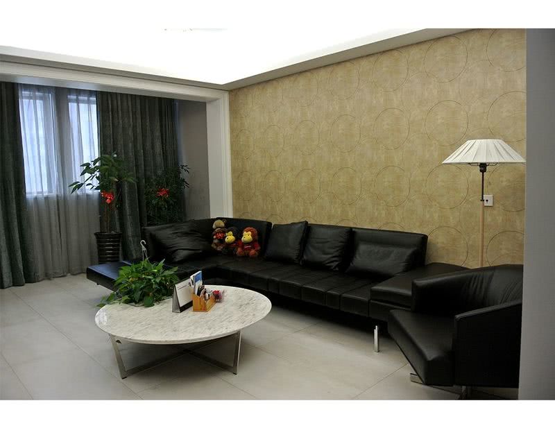    以简约为主的客厅中，黑色的大沙发最为醒目，与浅灰色的地砖和谈黄色的壁纸形成对比，它将简单而又不失品味的格调表现到了极致，处处透露着优雅的气息。