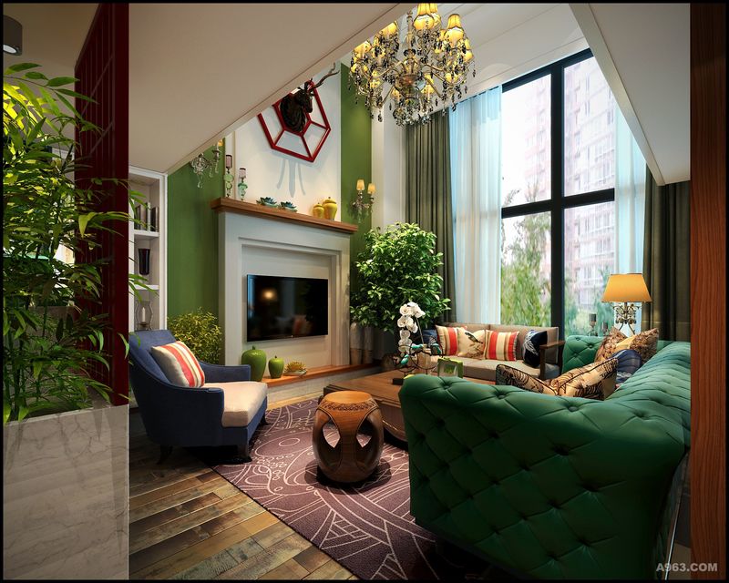    客厅里，有现场定制的美式壁炉和展示柜，后期定制的美式沙发，还有定制的中式窗棂，后期定制的中式沙发，再搭配欧式的鹿头，中西合璧，融合多元素文化。
   用休闲的地板衬底，绿色的墙面再搭配红色的中式窗棂挑色，形成了强烈的反差。色彩很张扬，但使人感觉到休闲、舒服、放松，是朋友聚会的不二选择。