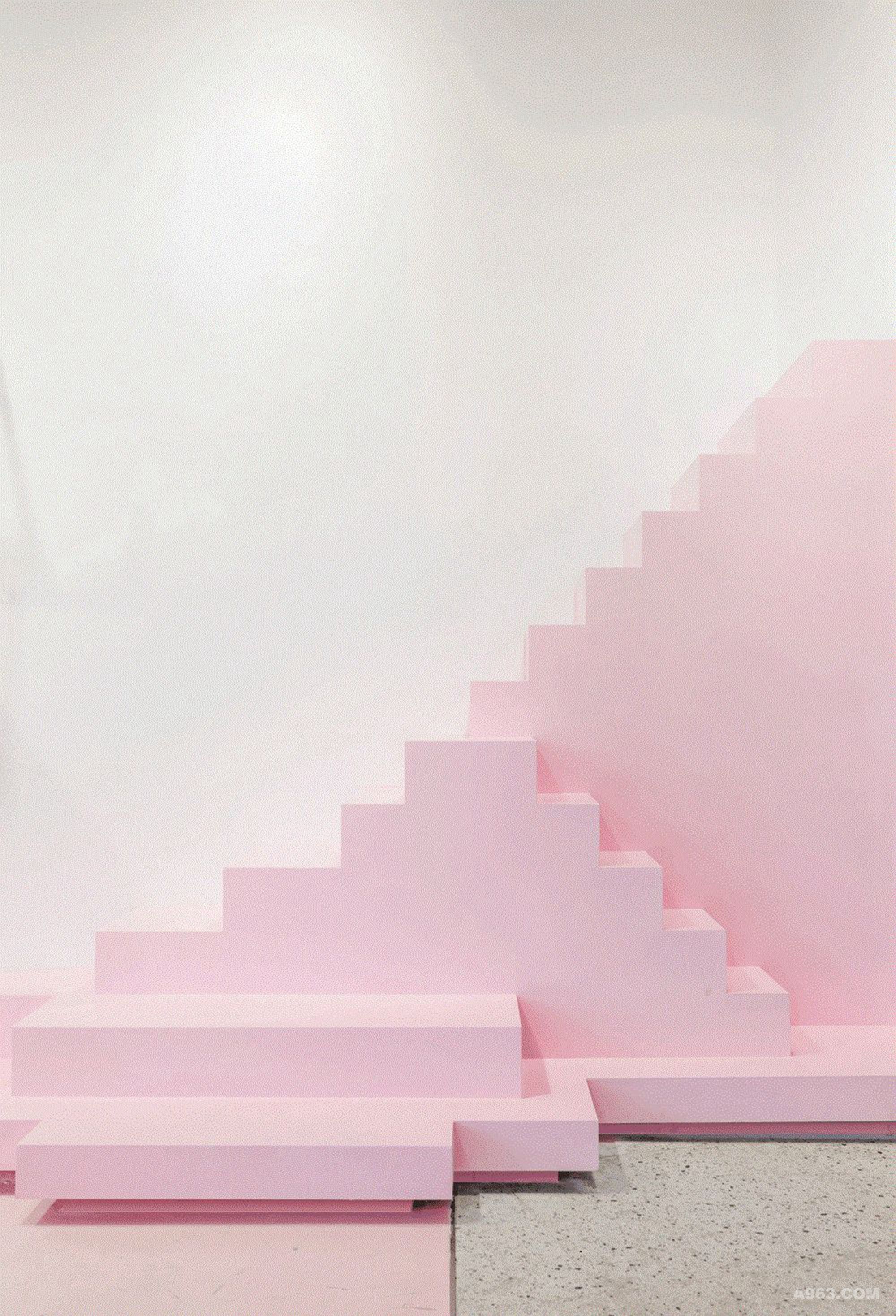 俏皮可爱的不规则阶梯充满着想象力，以独特的“姿态”满足展陈需求的同时，丰富了空间层次感。
