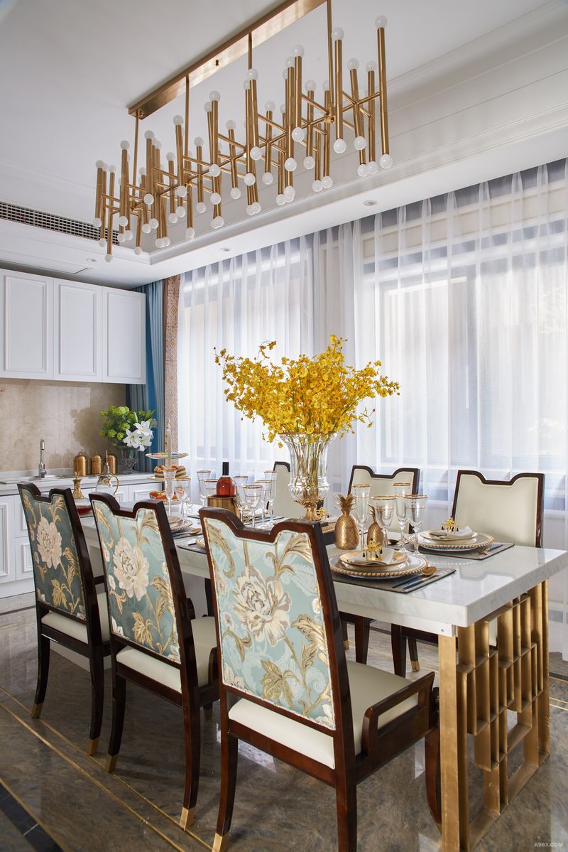餐厅在家具、布艺纹理、质感等细节处体现出法式的韵味，同时还加入金色元素，色彩高级清爽，明快细腻。
