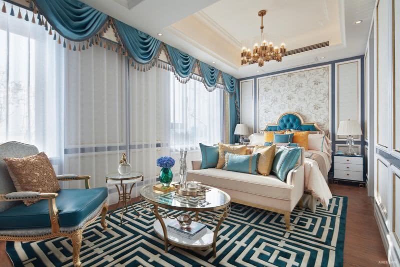 卧室整体色调以蓝为主，带有装饰的背景墙及法式风格的布料、家具、花纹的点缀，加强了整个空间的层次感。
