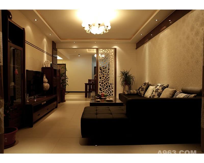     黑色皮质的大沙发，搭配柔和的壁纸，硬朗茶镜;深木色的家具，搭配浅色的地砖;再使用金色小饰品做点缀，使空间大气、整洁，完美地诠释了现代简约时尚的装修风格.
