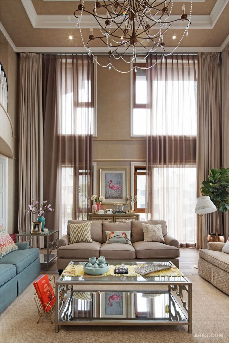 挑高的客厅窗帘选用了较为百搭的素色系，客厅沙发、饰品可以做到色彩的丰富性。
