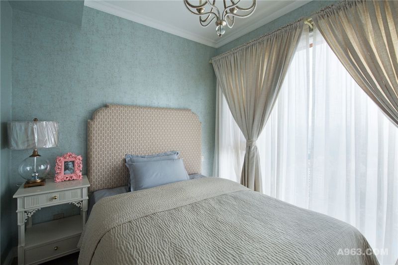 淡蓝色的卧室空间给人宁静的感觉。