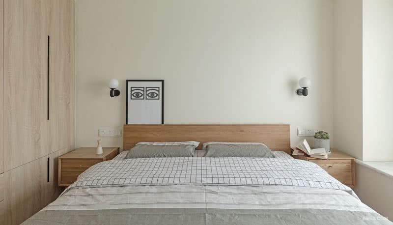卧室少了些许硬朗，多了几份静谧与舒适。木元素与灰色调的搭配，既有着清爽与洁净，也有着优雅与惬意。
