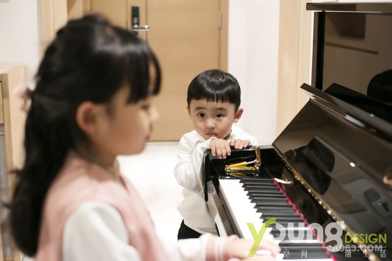 入门通道旁放置着孩子的钢琴，使小朋友拥有了相对独立的一方天地，可以尽情享受欢乐时光。

