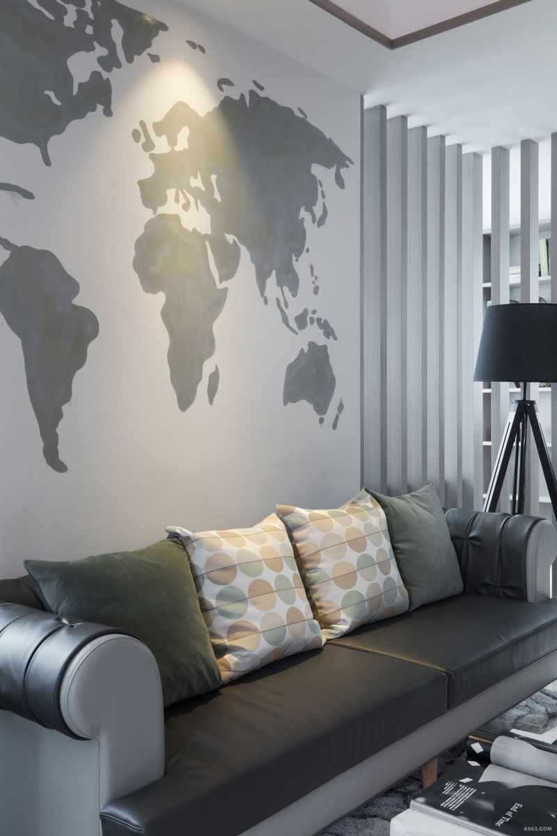 一幅世界地图的彩绘成为独一无二的沙发背景。