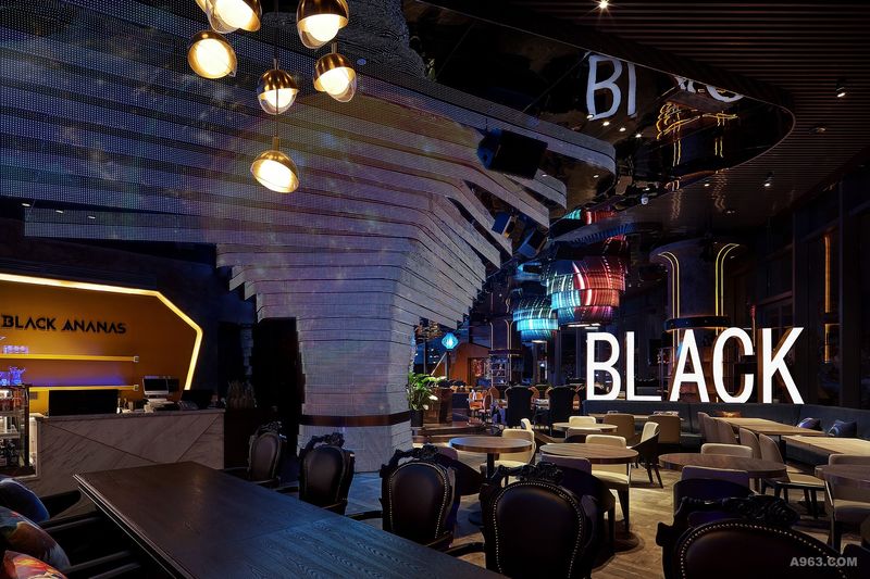 朗昇打造全国首家高端电竞主题餐厅：黑凤梨吃货战场