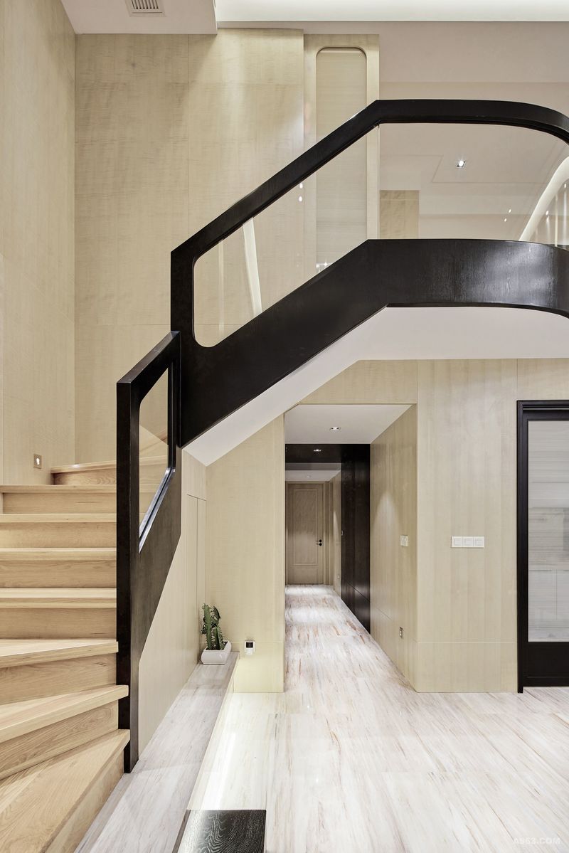 入户楼梯即要解决鞋柜储藏等实用收纳功能，还要兼具美观柔化整体空间的作用。