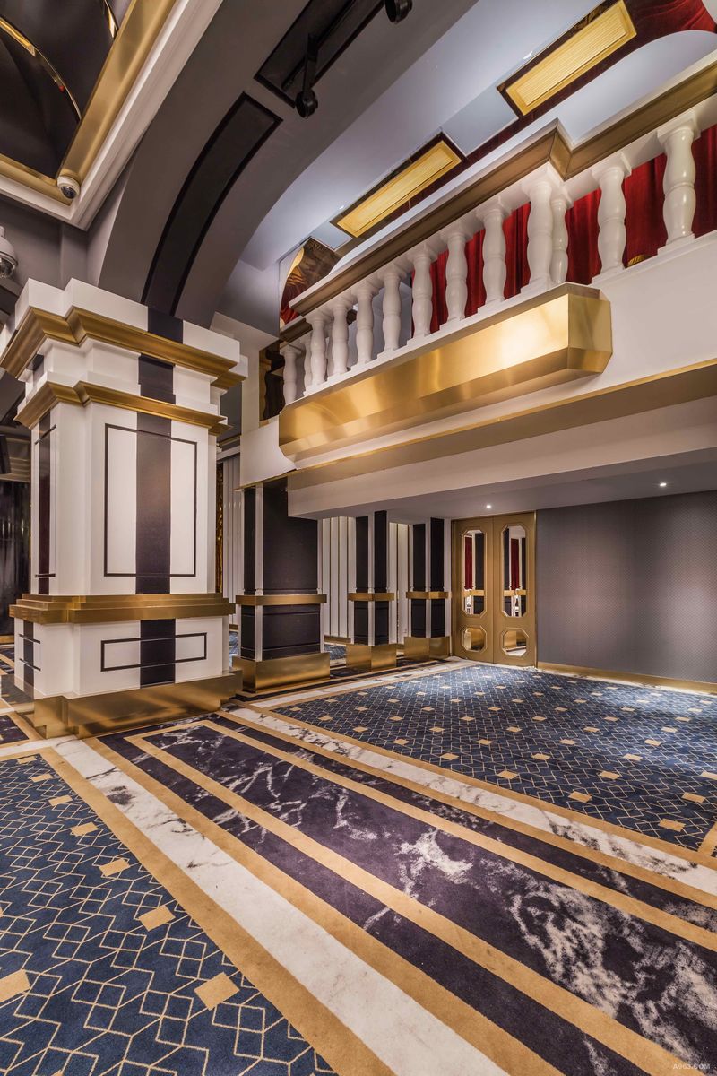 2号厅黑白金ART DECO风格的实景图，该设计灵感来自于剧院内两侧的VIP包厢，给客人提供更私密的独享空间