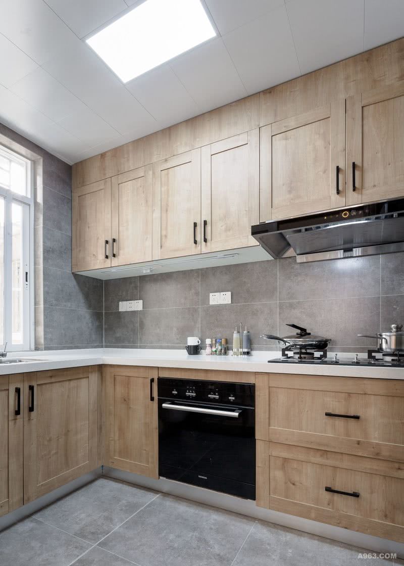厨房与客卫采用高级灰的水泥砖与原木色相结合
使得和室风格更自然纯朴