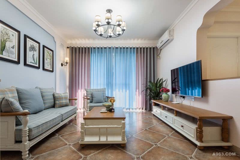 客厅沙发背景设计淡蓝色，窗帘用了双色拼接设计