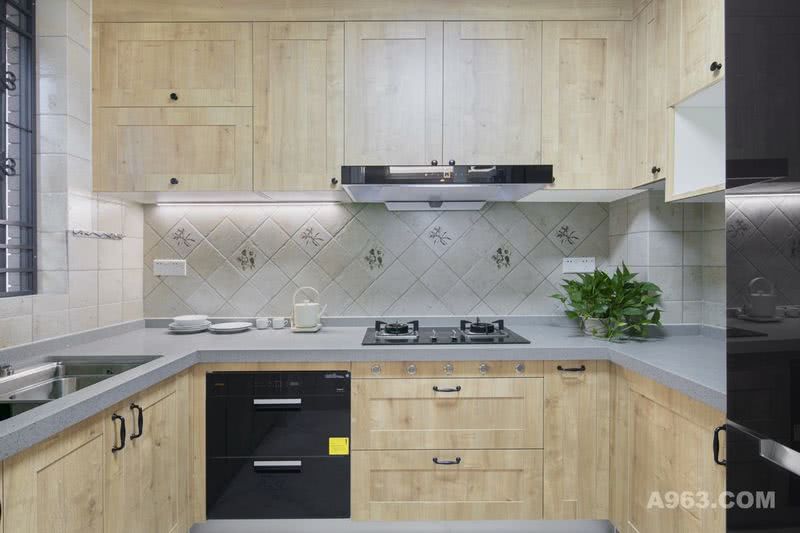 厨房的墙砖采用米色仿古砖搭配浅原木色橱柜和浅灰色石英石台面，很有质感。