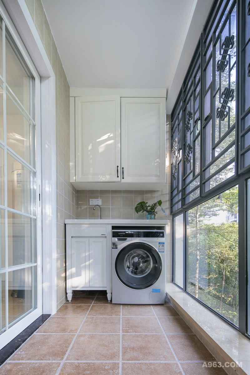 生活阳台用成品洗衣机柜，既美观实用又不占空间。