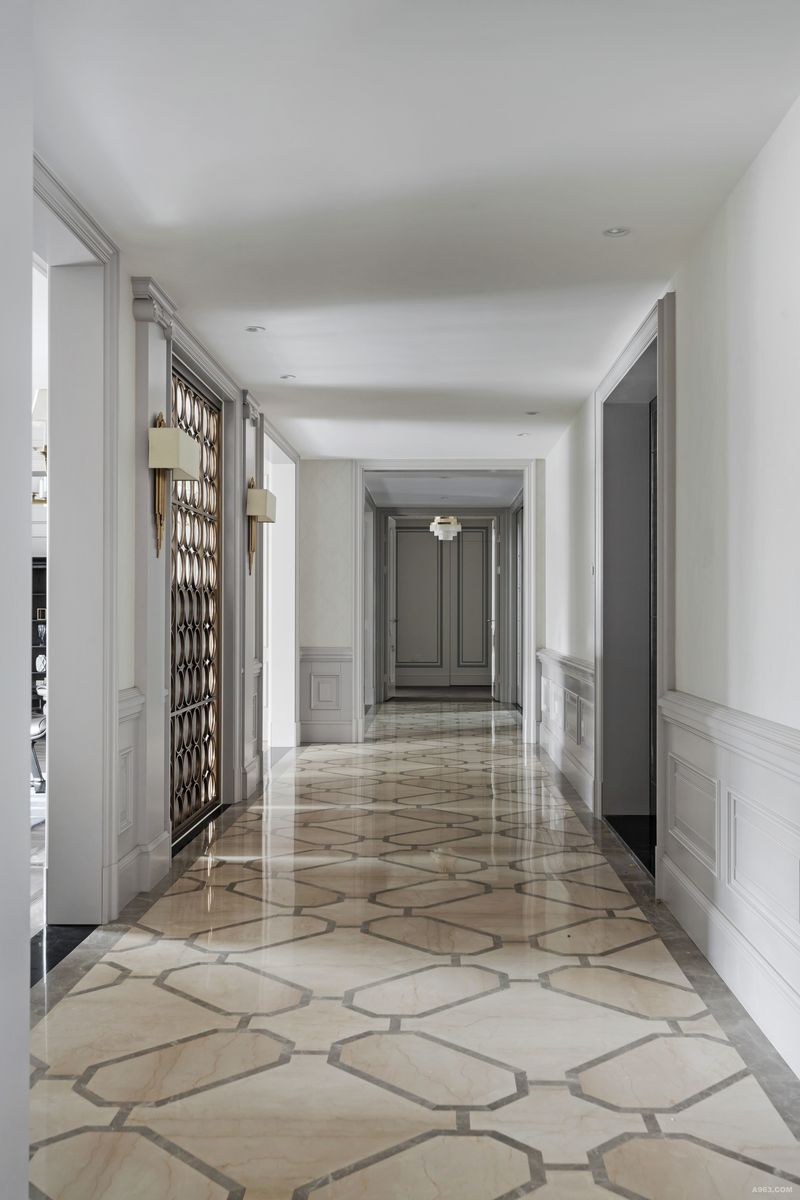 时尚古典的地面拼花，让长长的走廊得到了品质提升，显得不那么空旷。