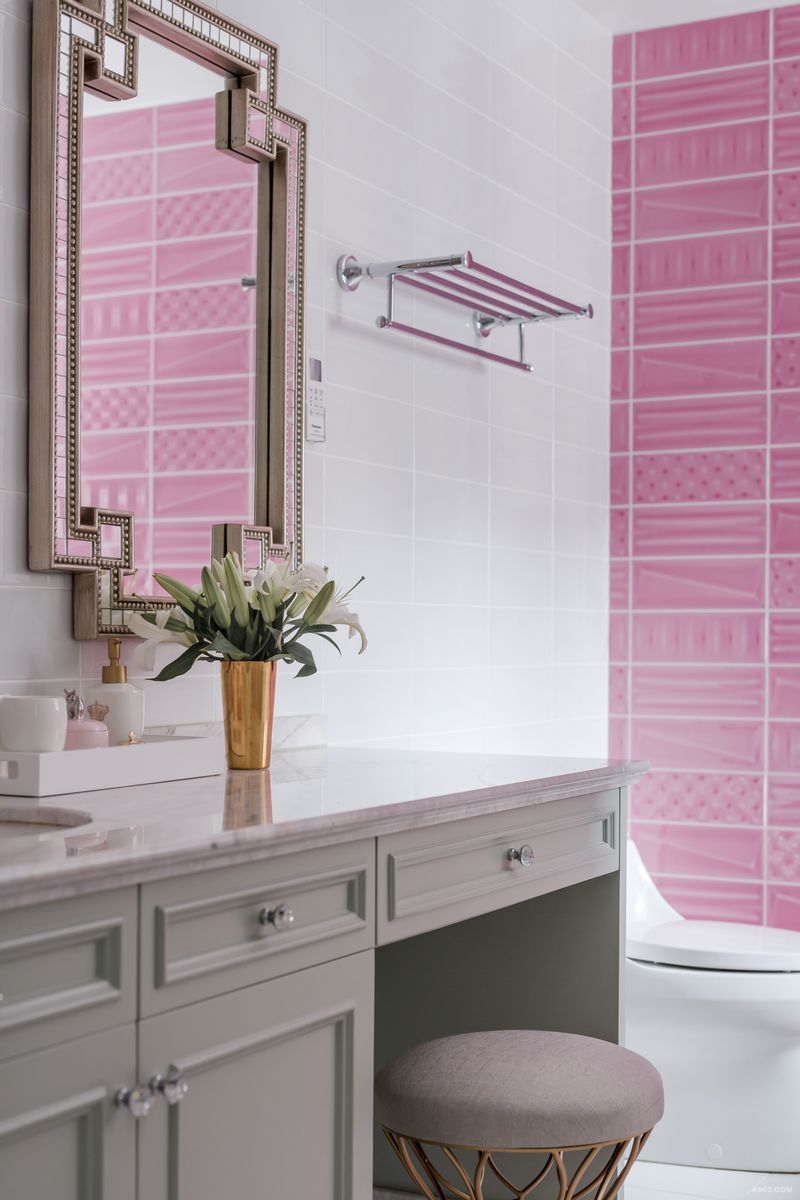 粉色瓷砖点缀了女孩房的卫生间，整个空间显得清新明媚。