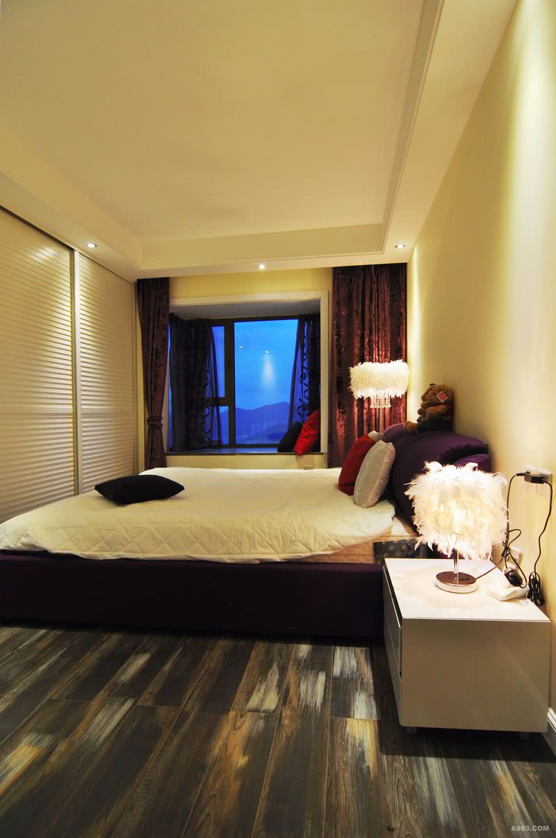 卧室：干净温馨的卧室空间，床头的羽毛灯增加了卧室的温馨感。