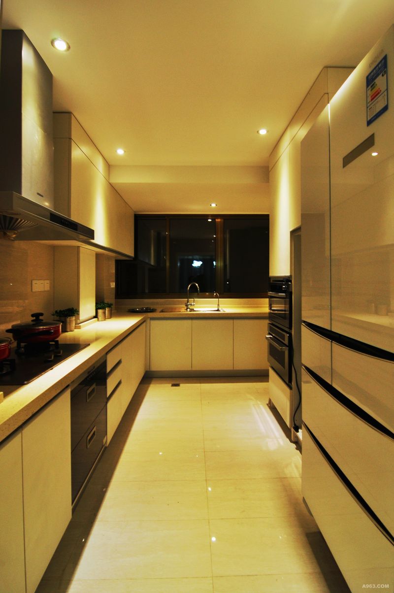 厨房：厨房空间在原有结构上进行了扩大，增加了厨房的实用功能。