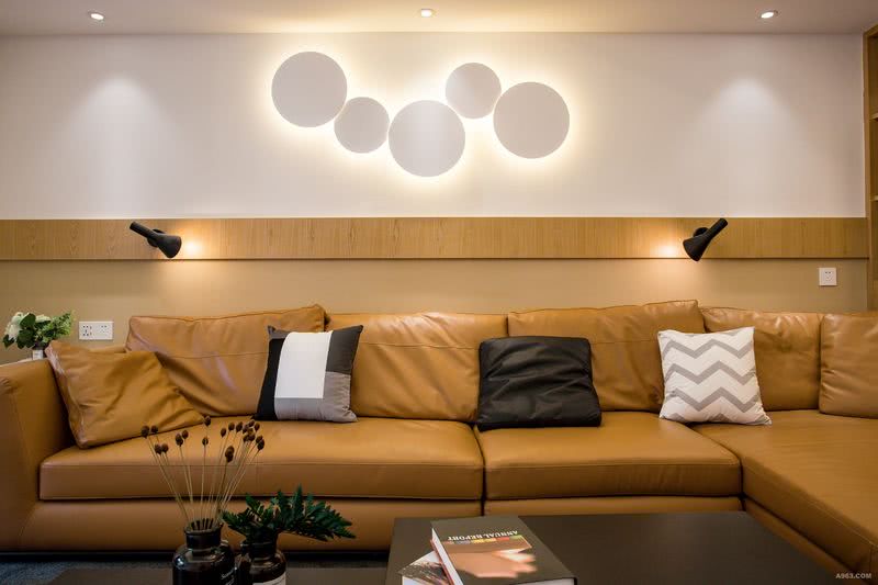 暖棕色系皮革沙发可以提升整个空间的温暖格调，重点是墙面大大面积的留白或浅色系，才能衬托出这些格调单品在空间的重要性。