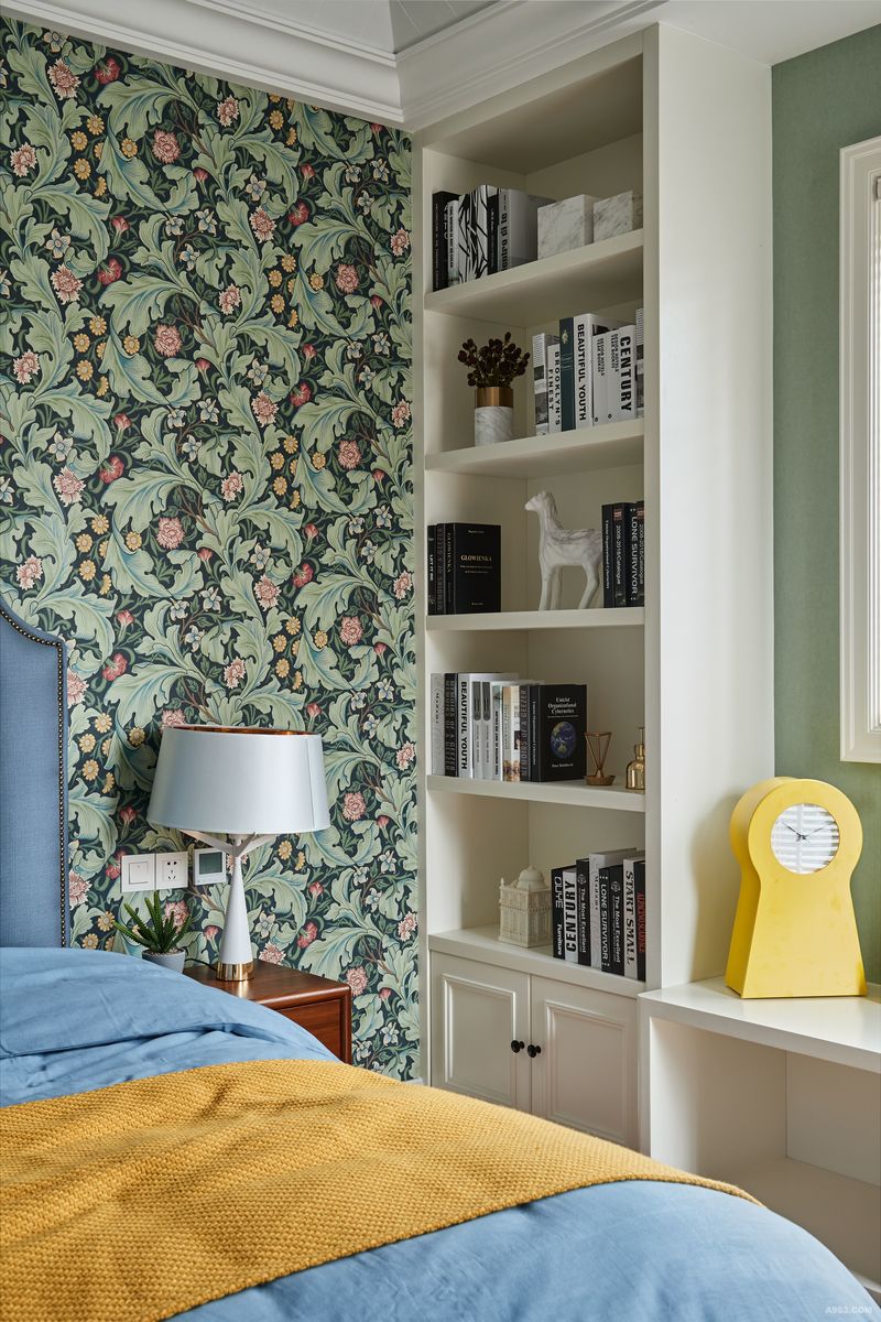 夸张的绿植图案墙纸搭配蓝黄色床品，给儿童房创造了活跃且具想象力的空间