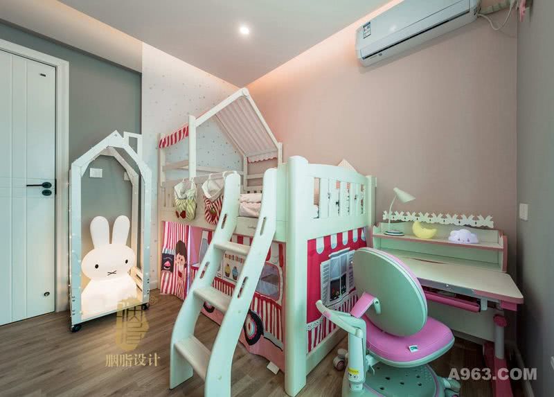 儿童房以粉色和灰色为主色调，创造出一个梦幻、愉悦的空间。