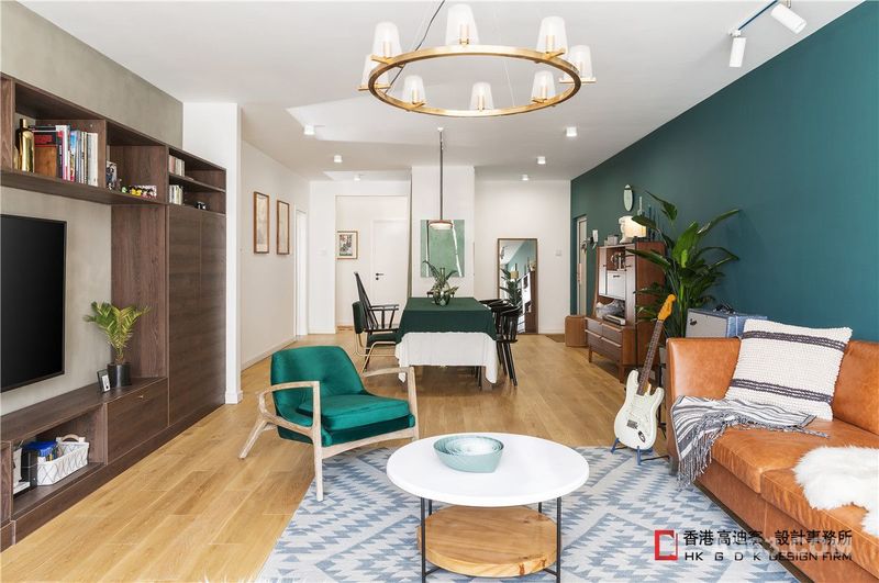 设计师将色彩定义为空间的主要装饰，有设计感的家具和配饰成为了与色彩相呼应的元素，例如丝绒材质的墨绿色单椅，棉麻布料的绿色桌布以及一些玻璃花器。