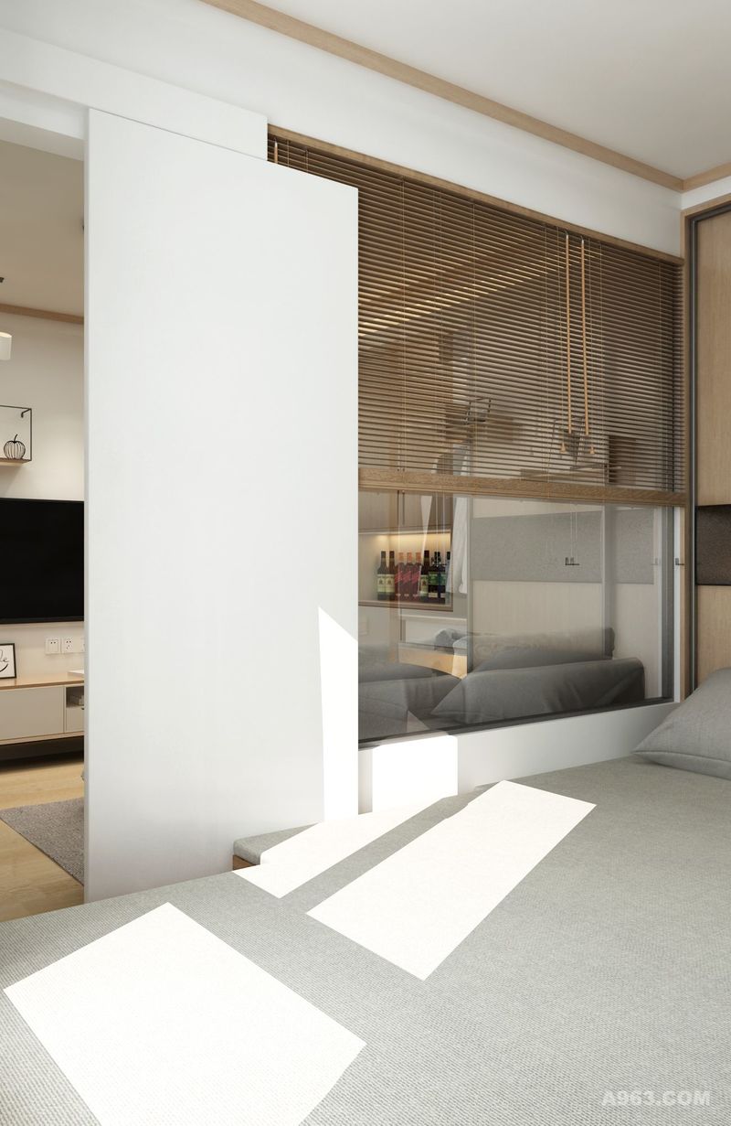 推拉门、透光玻璃和百叶窗帘，让这个小卧室和客厅更加通透，功能上也能互相补充。